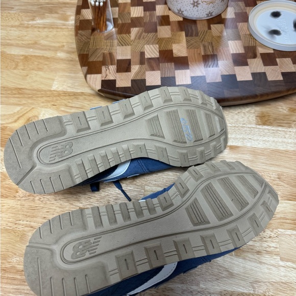 Women’s New Balance 696 - Picture 8 of 10